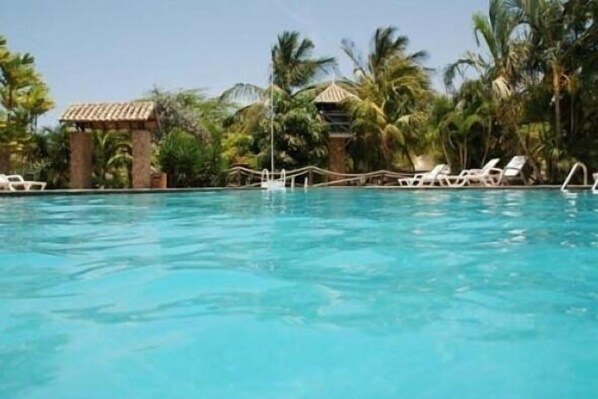 Una piscina al aire libre