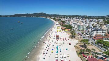 Lyxlägenhet - viss havsutsikt | Minibar, värdeförvaringsskåp på rummet och mörkläggningsgardiner