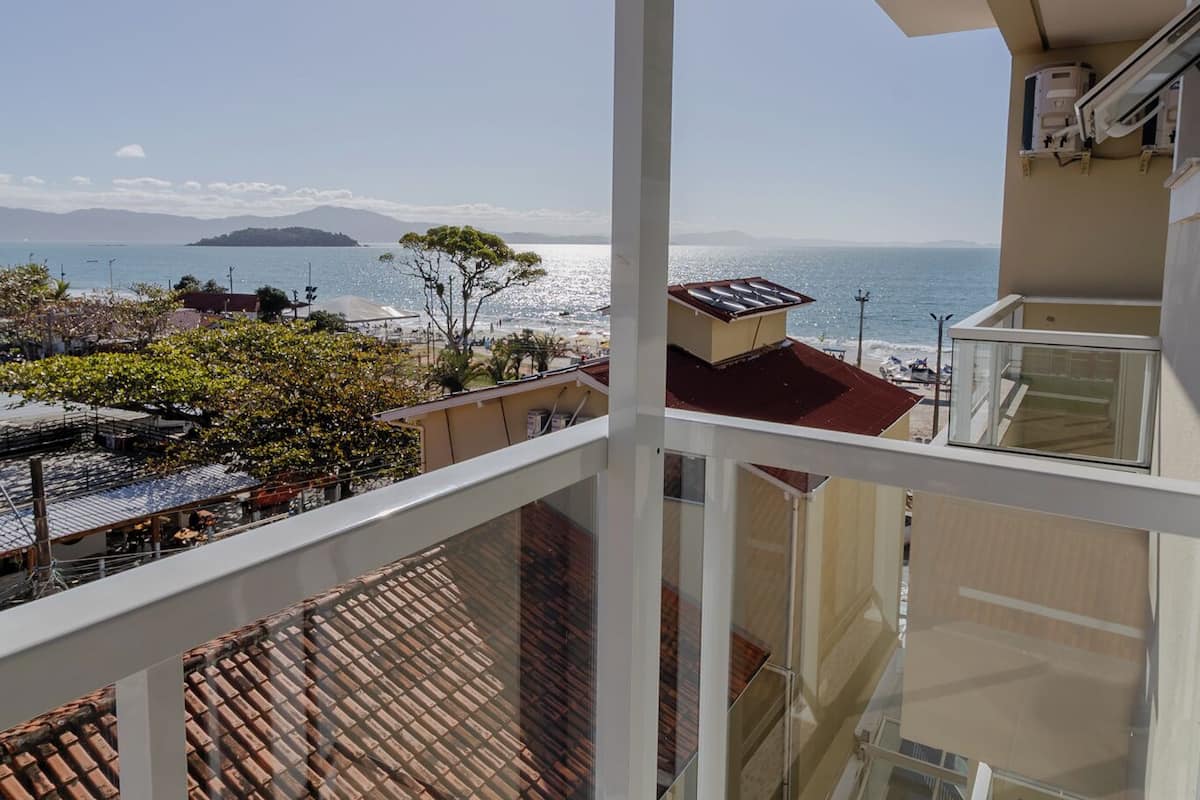 Appartement Deluxe, 2 chambres, vue partielle sur la mer | Minibar, coffre-fort, rideaux d’obscurcissement, accès au Wi-Fi (inclus)