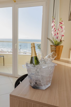Apartament superior, vistes al mar | Minibar, caixa forta a l'habitació, cortines opaques i wifi gratuïta