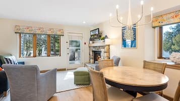 Family Condo, 2 Bedrooms (1.5 Bathrooms, Walk-in shower) | Area keluarga | Televisi layar datar 32-inci dengan saluran TV kabel, TV, dan perapian