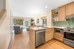 Family Condo, 2 Bedrooms (1.5 Bathrooms, Walk-in shower) | Cocina privada | Frigorífico grande, microondas, horno y placa de cocina