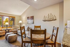 Condo premium, 2 quartos (2 Bathrooms, 2 Full Flights of Stairs) | Área de estar | TV de tela plana 32 polegadas com canais a cabo, TV, lareira