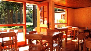 Free daily continental breakfast - Posada del Parque Lodge (Quintero)
