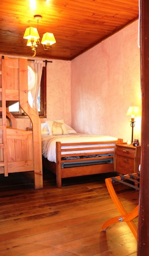 Habitación familiar, 2 habitaciones, accesible para personas con discapacidad | Caja fuerte, wifi gratis, accesible en silla de ruedas
