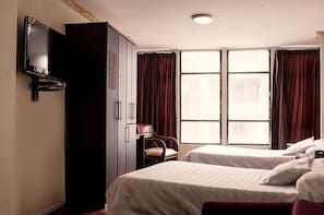 Familien-Dreibettzimmer | Verdunkelungsvorhänge, kostenloses WLAN, Bettwäsche