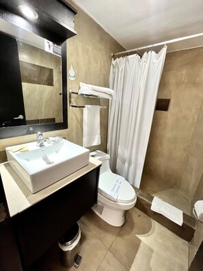 Chambre Simple Premium | Salle de bain | Douche, articles de toilette gratuits, sèche-cheveux