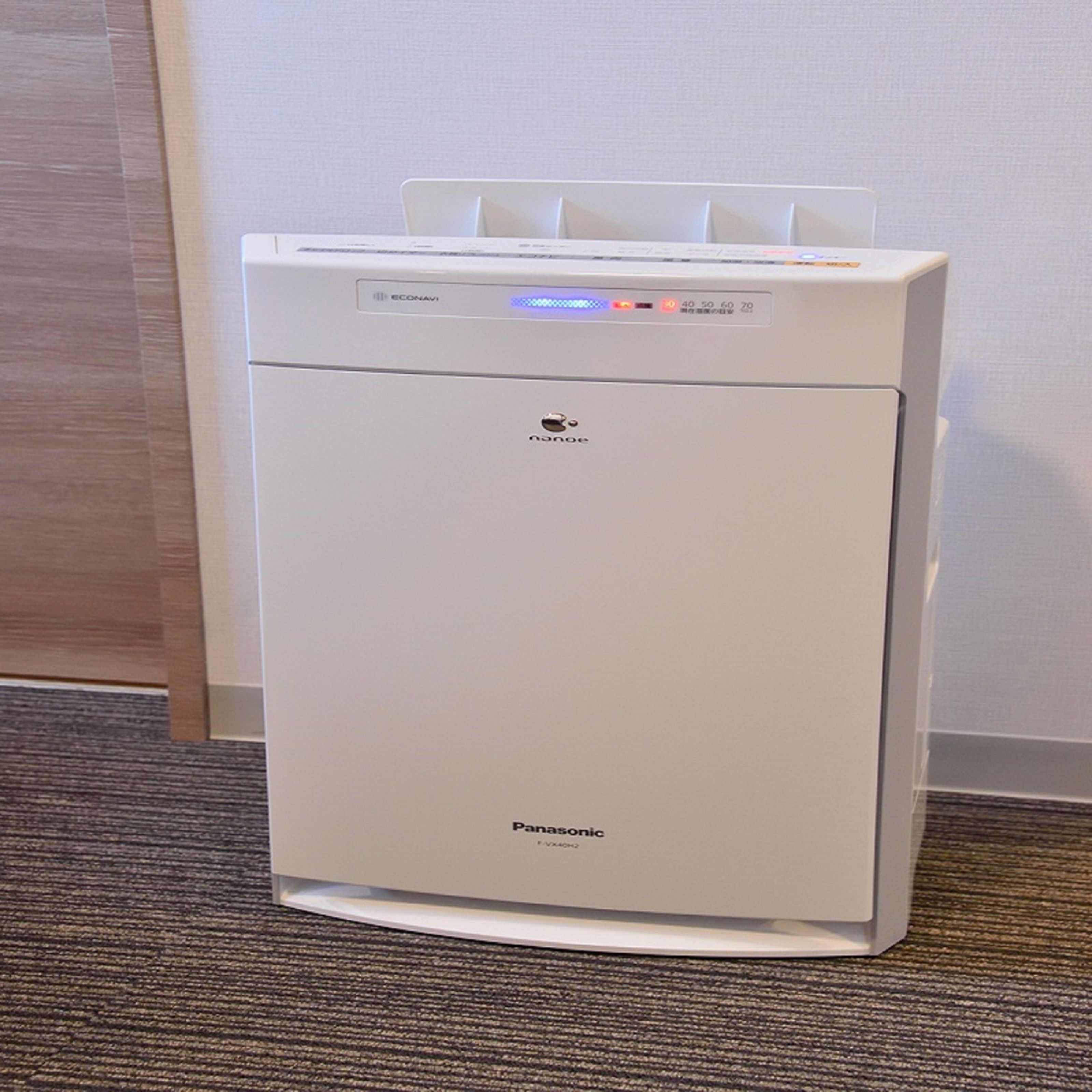 Un refrigerador Panasonic con pantalla digital y dispensador de agua en la parte superior.