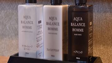 Tres botellas de AQUA BALANCE HOMME sobre un pedestal negro.