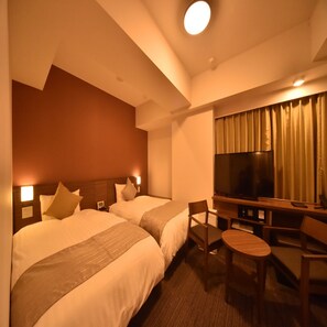 Cubrecamas, caja de seguridad en la habitación y cortinas blackout 