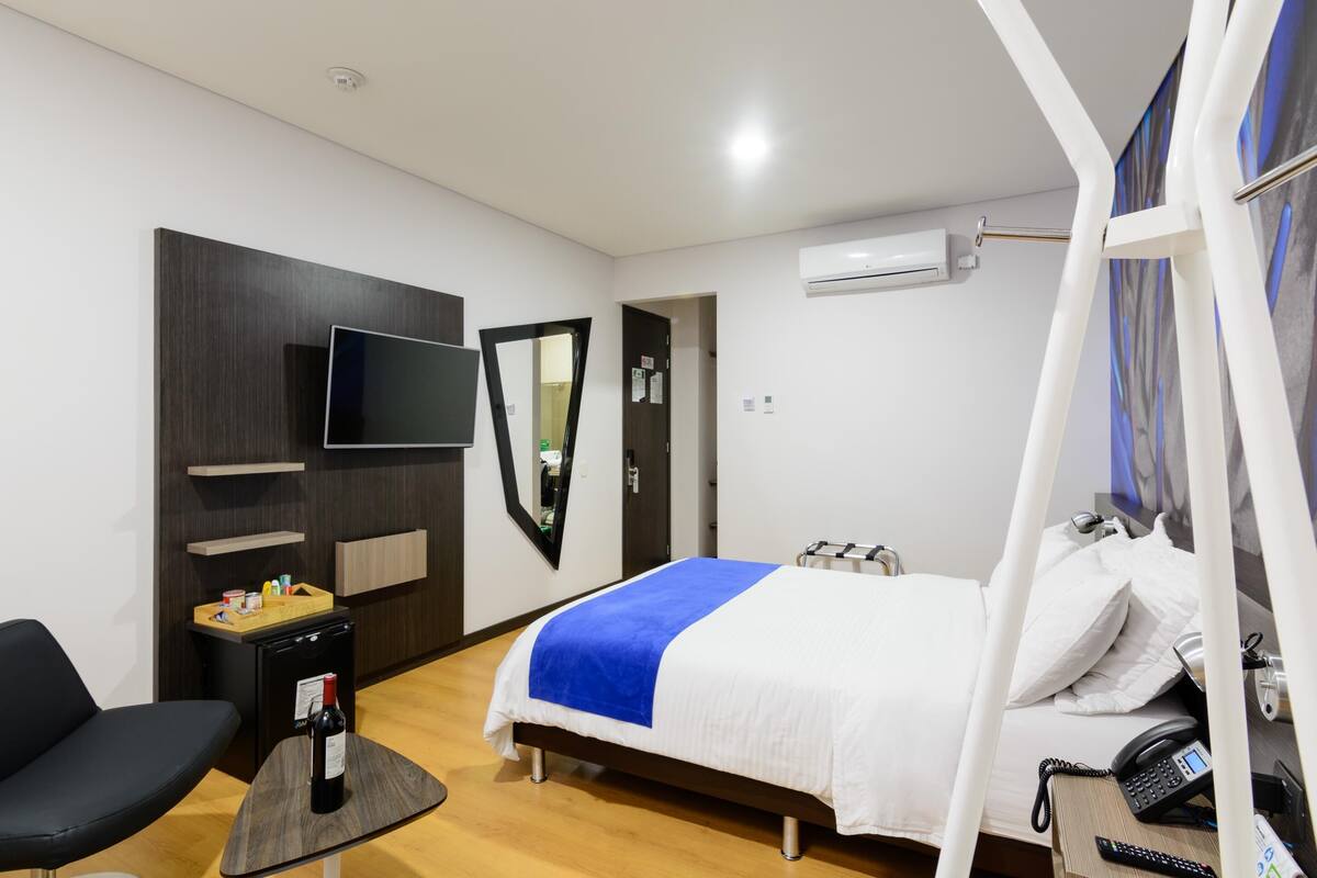Minibar, caja de seguridad en la habitación y escritorio