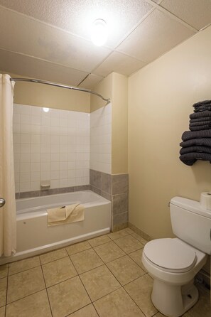 Premium Double Room | Bathroom | Combined shower/tub, free toiletries, towels - Chinook Country Inn (Sundre)