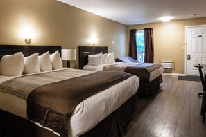 1 bedroom, premium bedding, desk, iron/ironing board - Chinook Country Inn (Sundre)