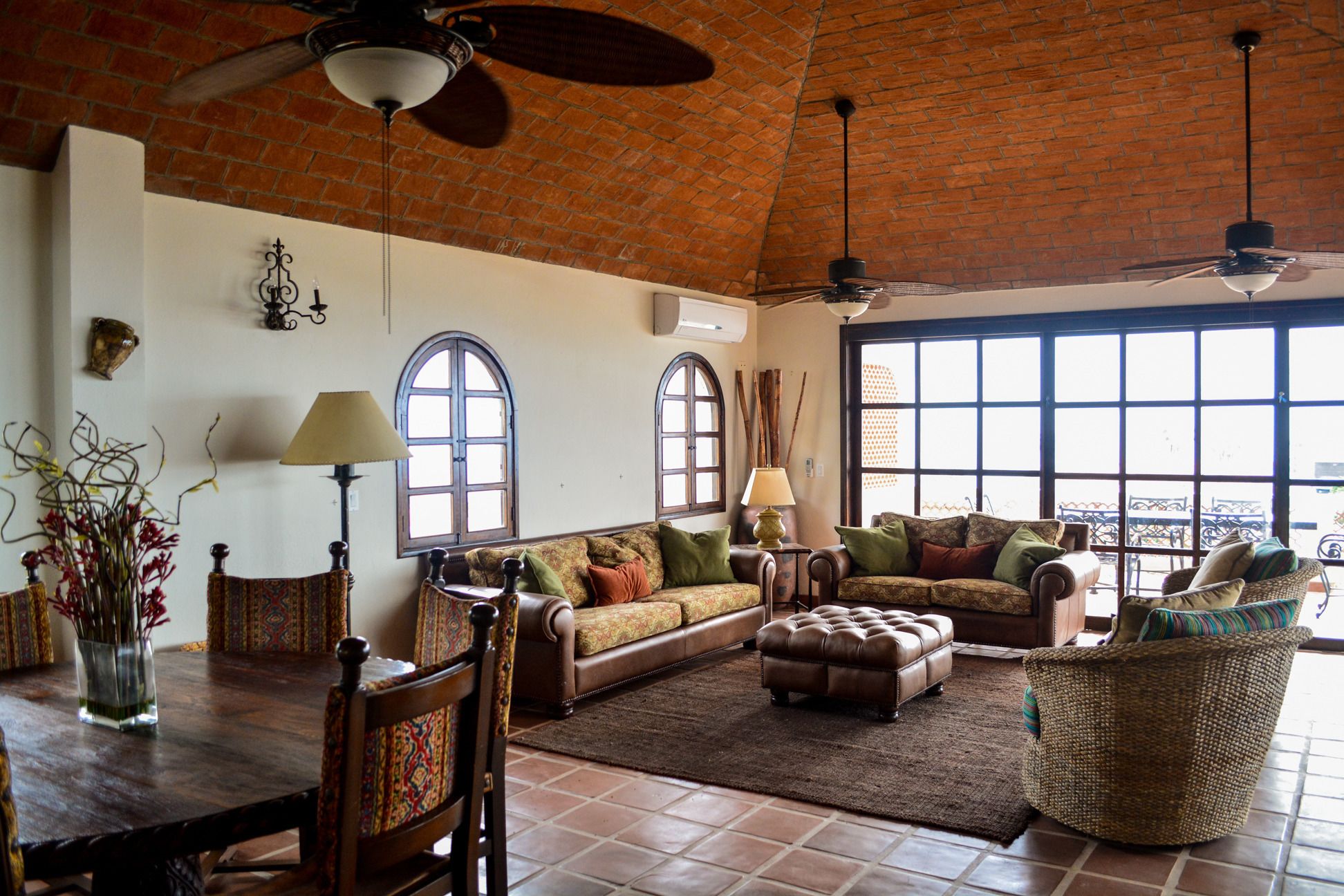 Vila premium, 5 quartos, vista para o oceano | Sala de estar | TV