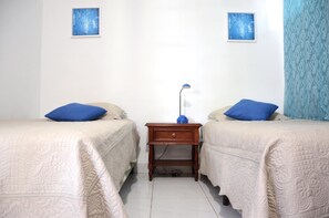 Desk, iron/ironing board, free WiFi, bed sheets - Hotel Baltsol (Managua)