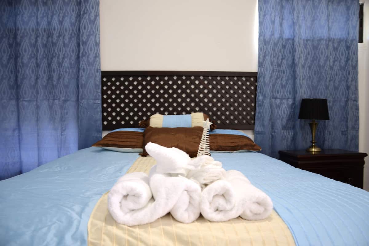 Standardzimmer, 1 Doppelbett, mit Bad | Schreibtisch, Bügeleisen/Bügelbrett, kostenloses WLAN, Bettwäsche