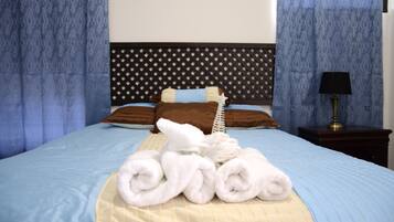 Habitación estándar, 1 cama doble, baño privado | Escritorio, tabla de planchar con plancha, wifi gratis y ropa de cama