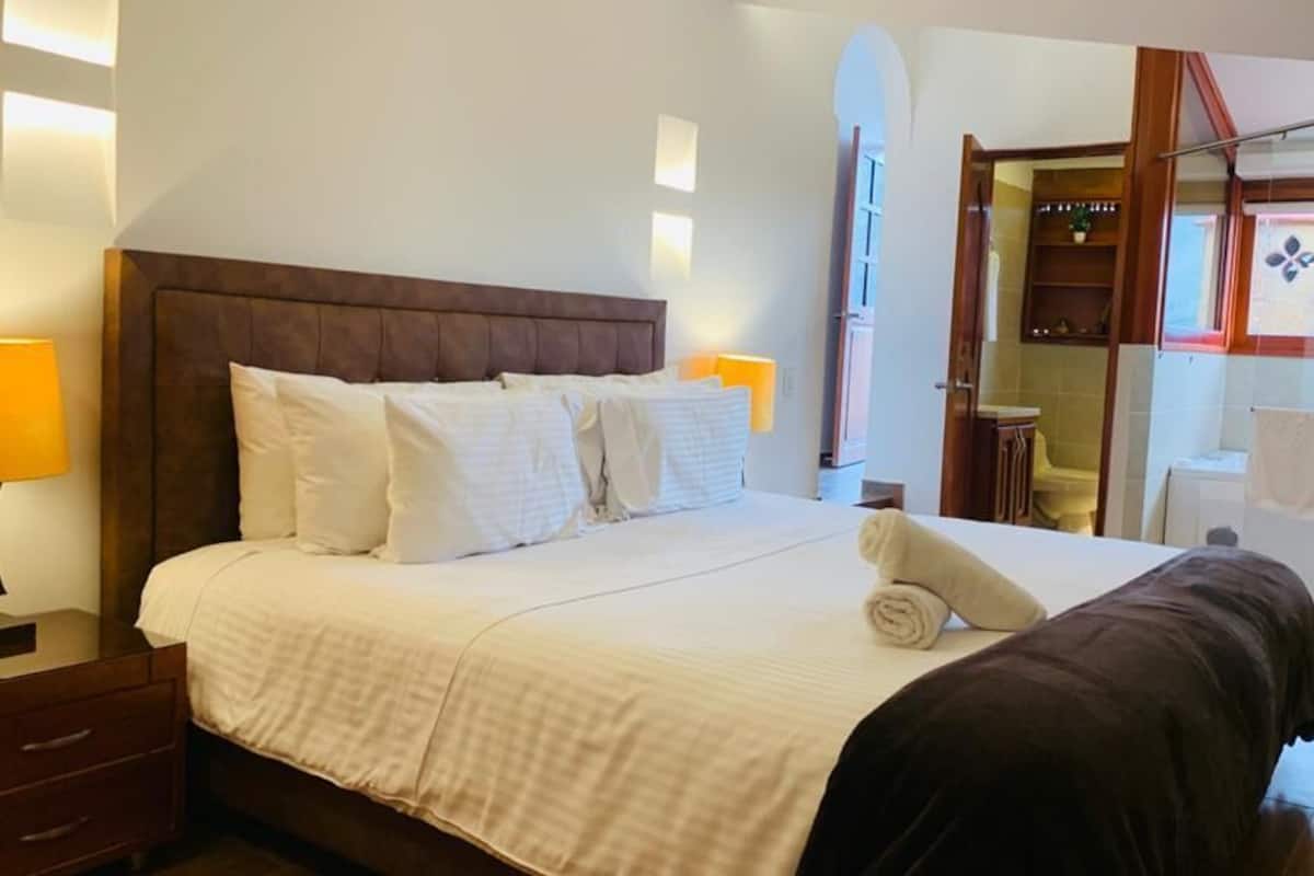 Honeymoon suite, 1 kingsize bed, hot tub | Een minibar, een bureau, babybedden, extra bedden