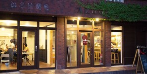 Vista frontal de la propiedad por la tarde o noche