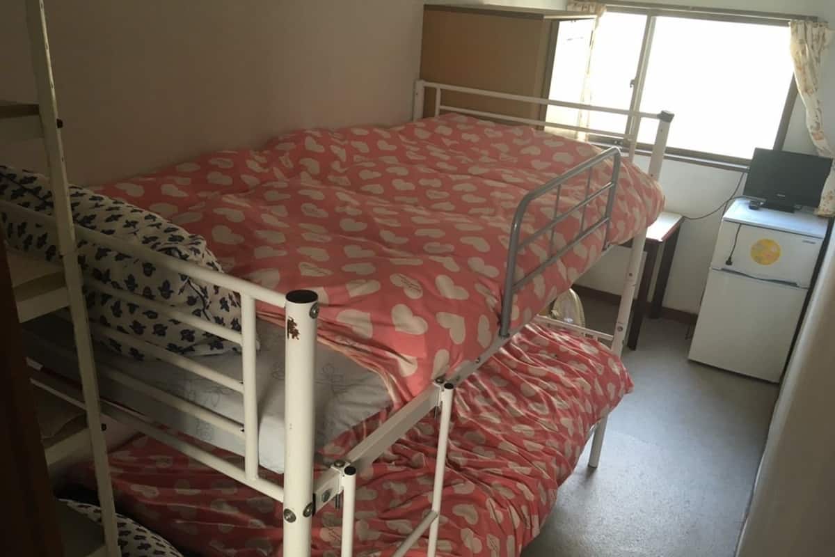 Zimmer, Nur Frauen (Dormitory, for Two)