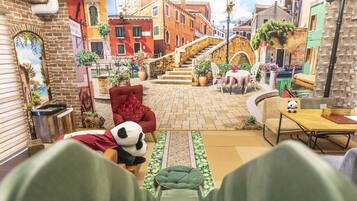 Design Quadruple Room, Non Smoking, Shared Bathroom | Free WiFi, bed sheets