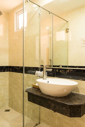 Family Apartment, 2 Bedrooms, Kitchenette | Bathroom | Shower, rainfall showerhead, free toiletries, hair dryer - Kelly Serviced Apartment Thao Dien (Ho Chi Minh City)