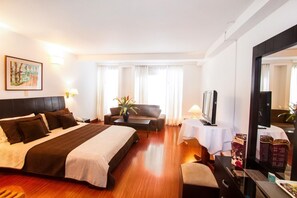 Minibaari, tallelokero huoneessa, työpöytä, vauvansängyt