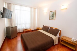 Minibar, in-room safe, desk, cots/infant beds - Hotel Galerias (San Juan de Pasto)