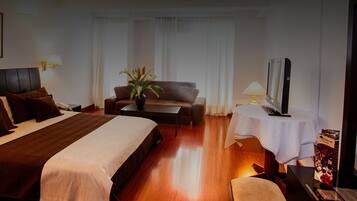 Minibar, in-room safe, desk, cribs/infant beds