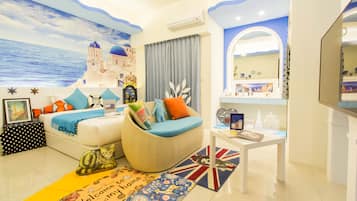 Design Double Room, 1 Queen Bed | Individually decorated, individually furnished, desk, blackout drapes