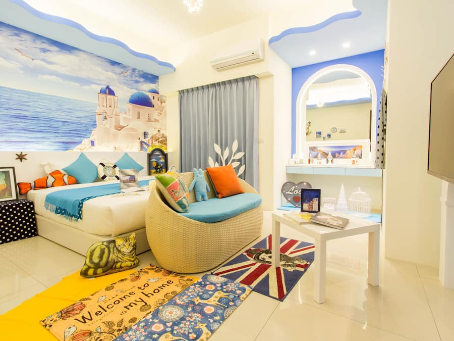 Design tweepersoonskamer, 1 queensize bed | Individueel gedecoreerd, individueel gemeubileerd, een bureau