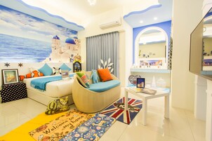 Design Double Room, 1 Queen Bed | Individually decorated, individually furnished, desk, blackout drapes