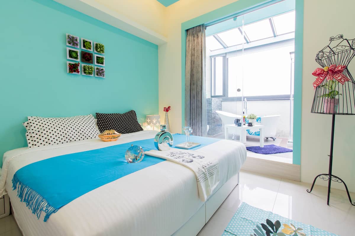 Elite Suite | Individually decorated, individually furnished, desk, blackout drapes