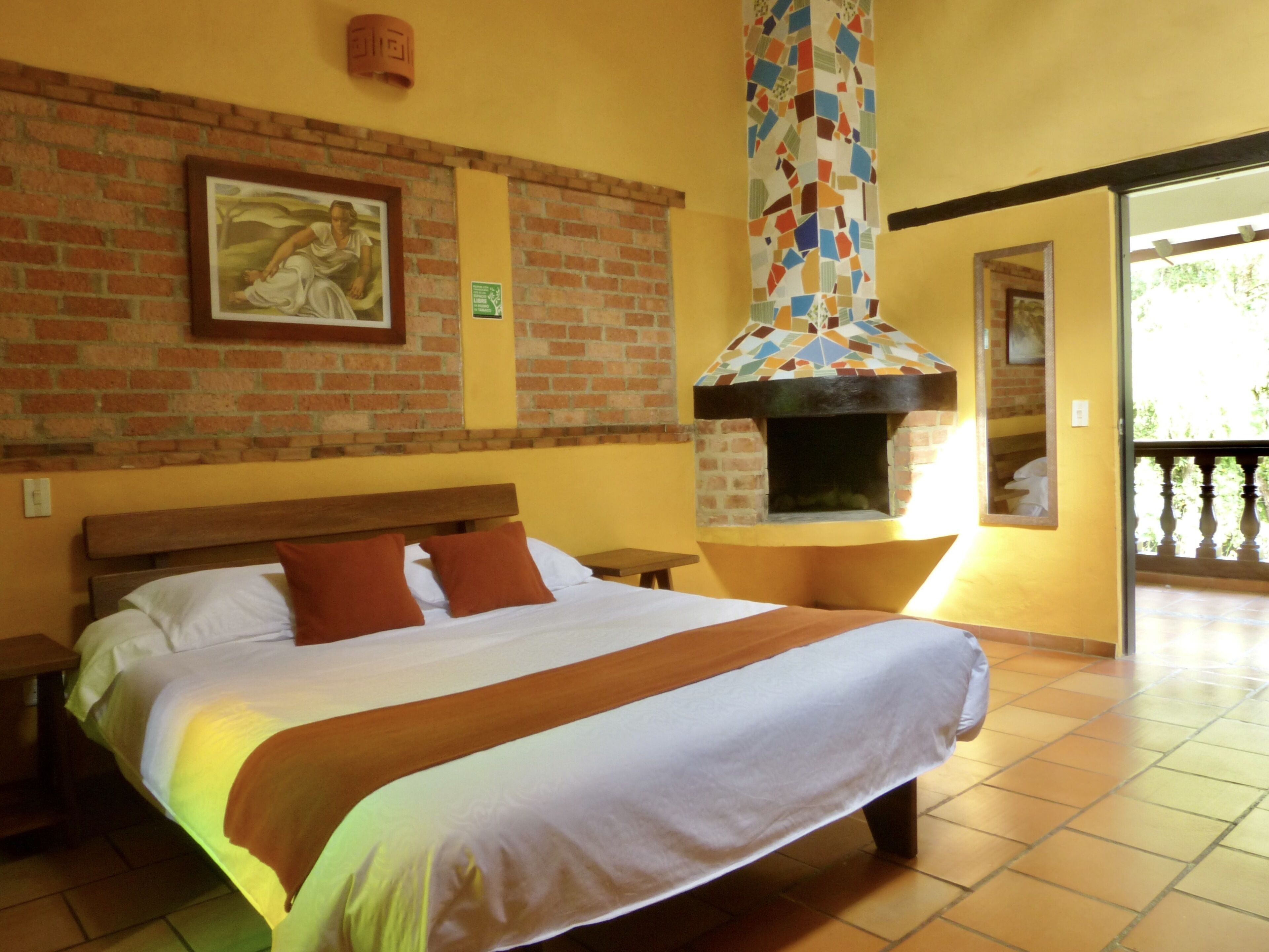 Cubrecamas, decoración personalizada, muebles diferentes y escritorio 