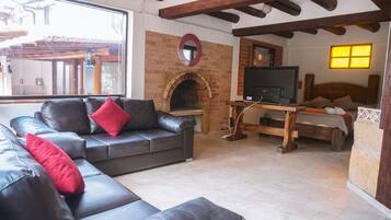 Comfort Studio Suite (Doble) | Living area | 32-inch flat-screen TV with cable channels