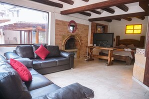 Comfort Studio Suite (Doble) | Living area | 32-inch flat-screen TV with cable channels