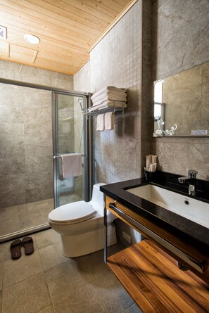 Ing Quad Room | Bathroom | Shower, free toiletries, hair dryer, slippers
