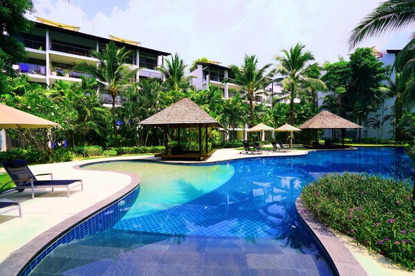 2 piscine all'aperto, ombrelloni da piscina, lettini