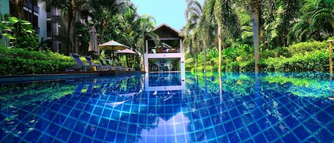 2 albercas al aire libre, sombrillas en la alberca y camastros