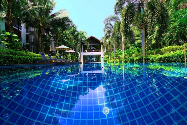 2 piscinas al aire libre, sombrillas, sillones reclinables de piscina