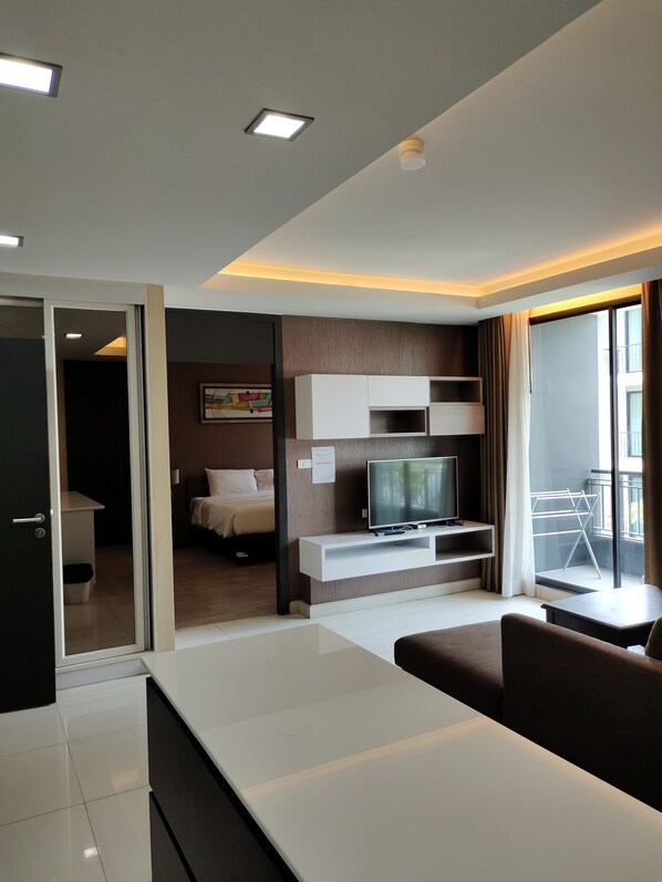 32-inch LCD TV with cable channels, TV - Avatar Residence (Bangkok)