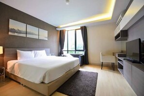 2 Bedroom | Tallelokero huoneessa, työpöytä