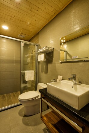 Double Room | Bathroom | Shower, free toiletries, hair dryer, slippers