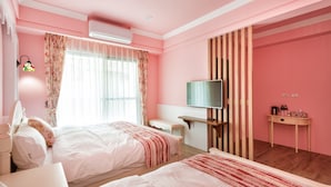 Triple Room | Peralatan tempat tidur premium, meja, kalis bunyi, Wi-fi percuma 
