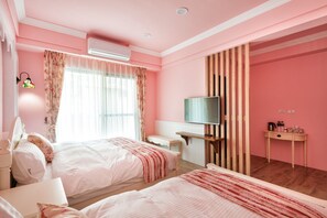 Ropa de cama de alta calidad, escritorio y sistema de insonorización