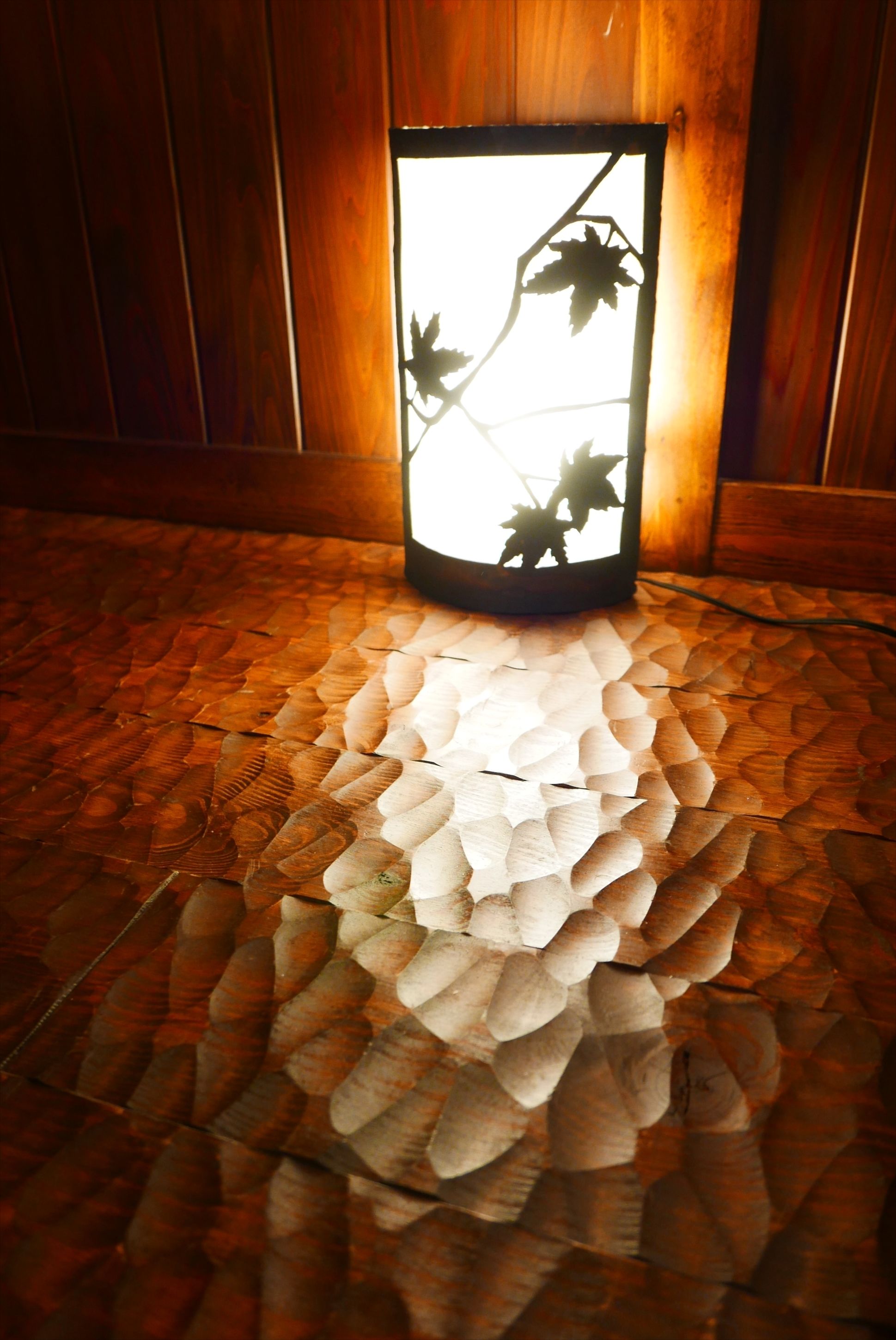 Un sol dont le motif est constitué de carreaux blancs et bruns disposés de manière originale.