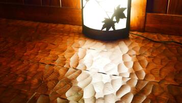 Un sol dont le motif est constitué de carreaux blancs et bruns disposés de manière originale.