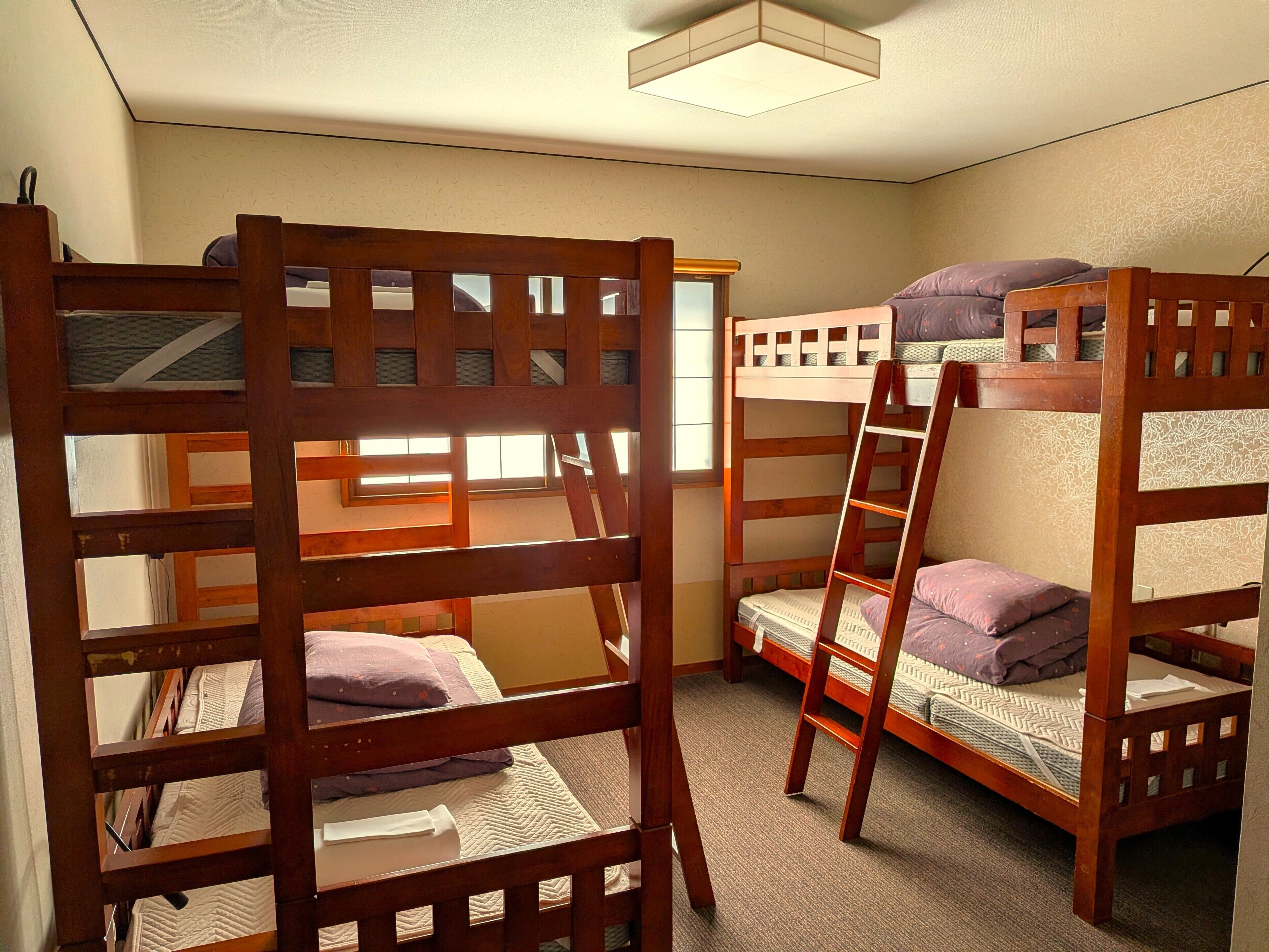 Dormitorio compartido, solo para mujeres, baño privado (4 Bed(2 bunk bed)) | Edredón, wifi gratis y ropa de cama 