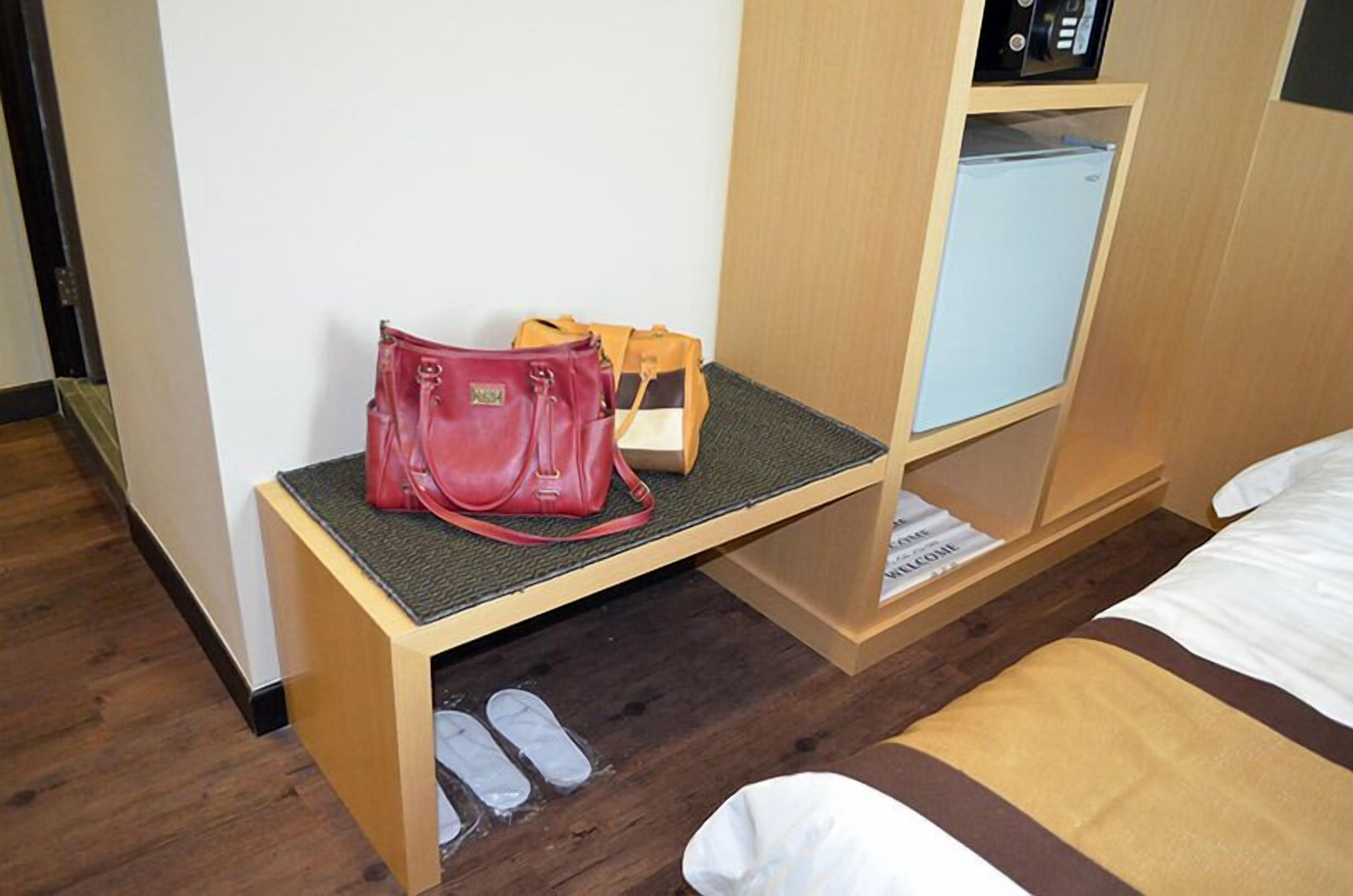 in-room safe, desk, free wifi