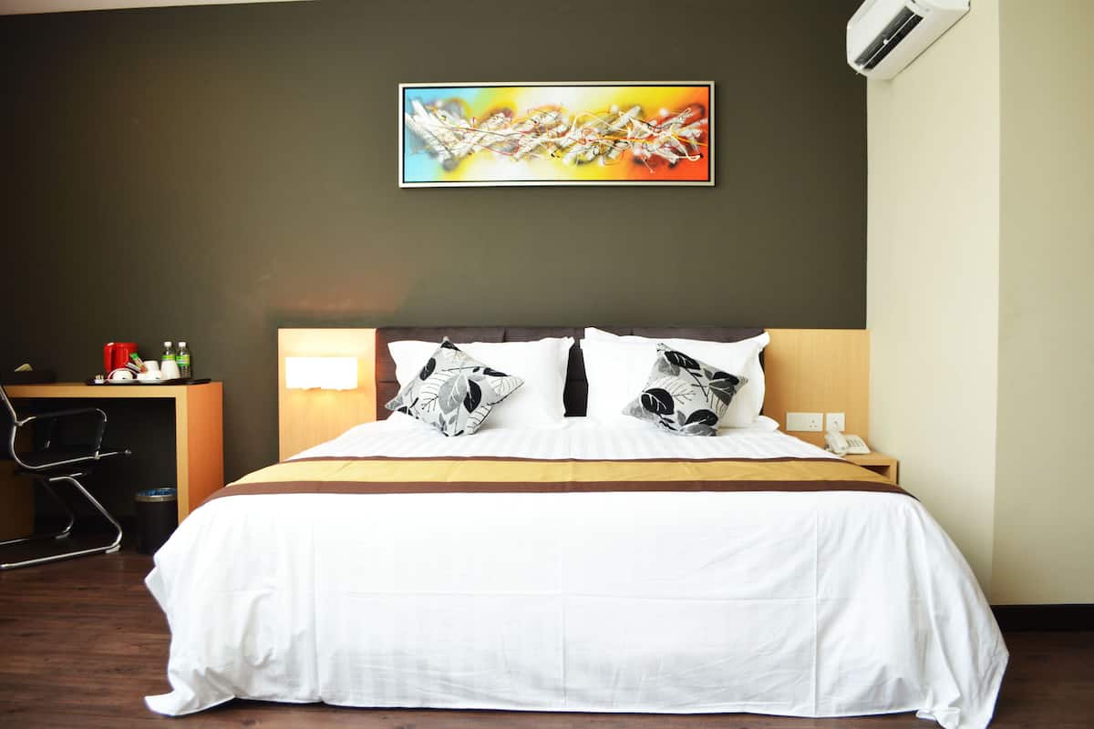 in-room safe, desk, free wifi